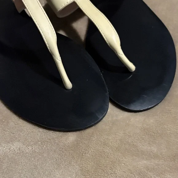 Gucci Women's Sandals with Cream Strap and Black Sole - Picture 4 of 7